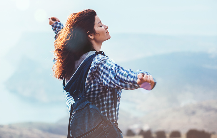 Femme qui respire l'air