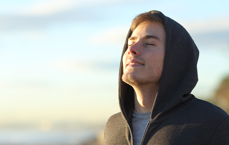 Homme qui respire à l'extérieur