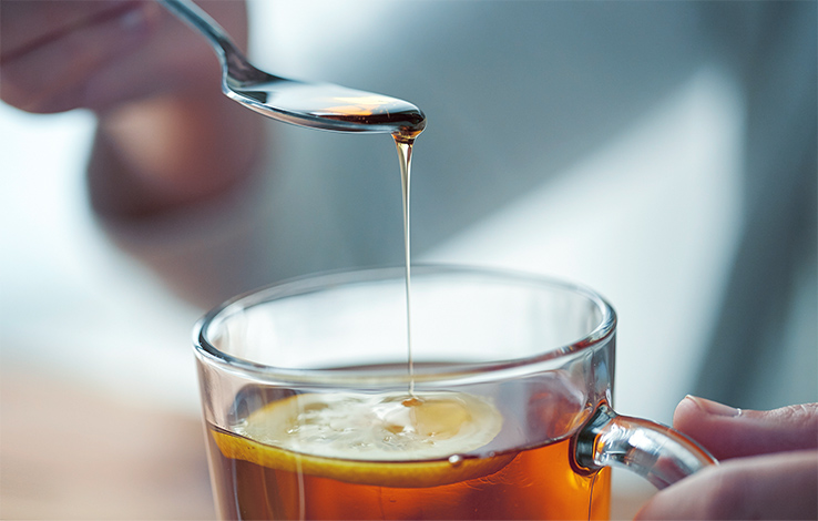 Cuillère de miel dans le thé