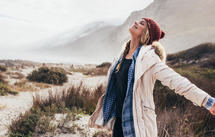 Femme qui respire l'air frais